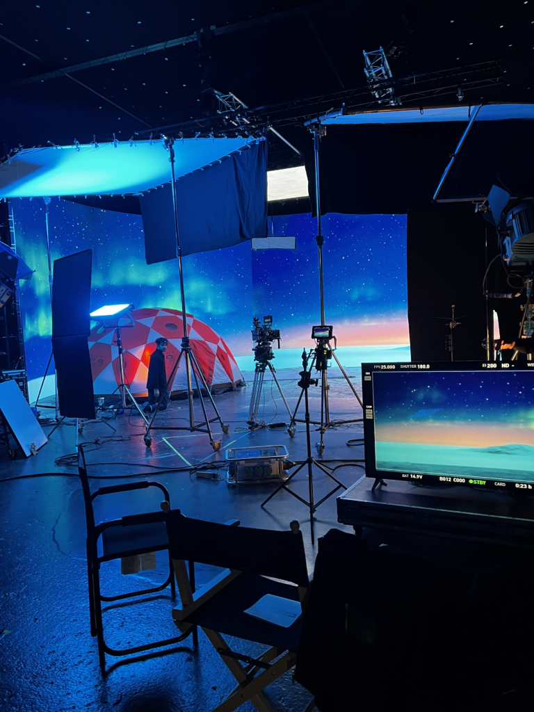 tournage d'un court métrage en studio xr avec projection de décors 2D sur mur d'écrans LED