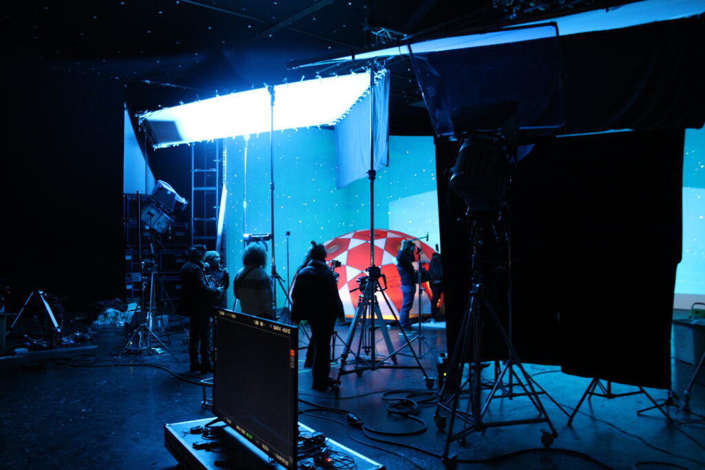 tournage d'un court métrage en studio xr avec projection de décors 2D sur mur d'écrans LED