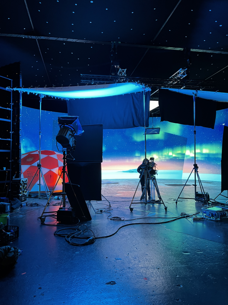 Court métrage tourné dans un studio xr de production virtuelle avec projection de fond 2D sur mur d'écrans LED