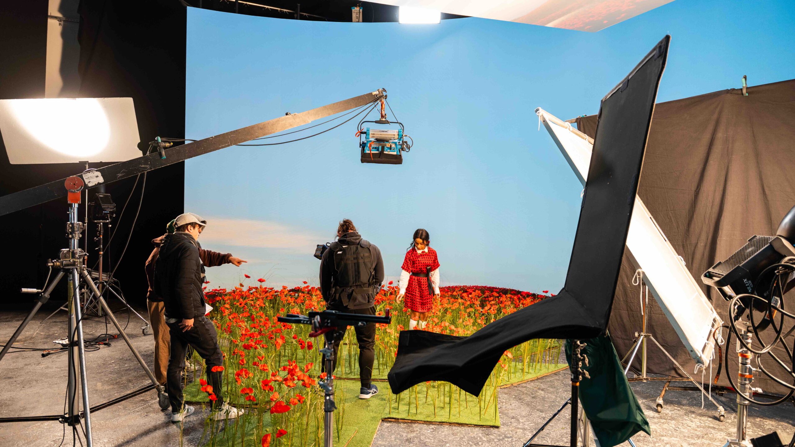 Actrice au cœur d’un décor hybride – tulipes fraîches et studio LED