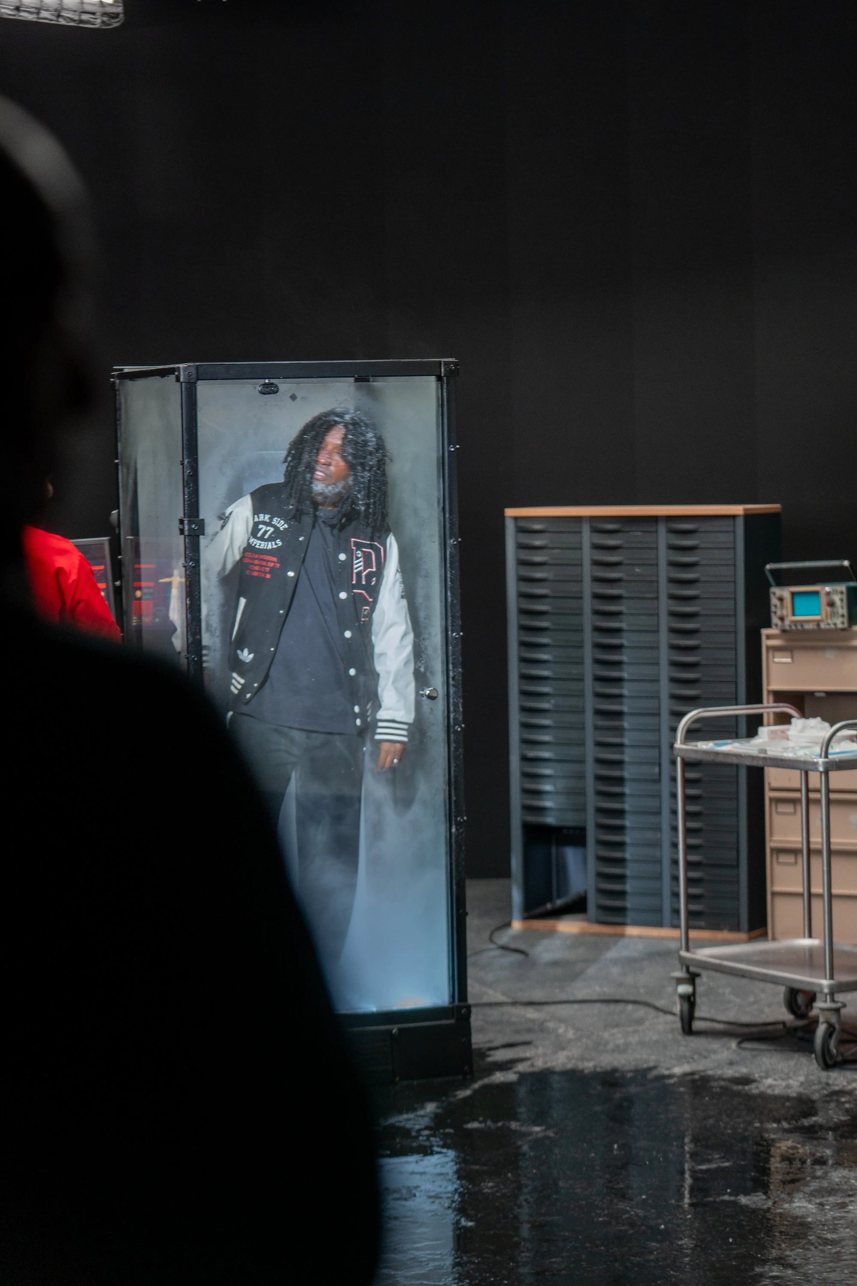 Le personnage d’Hibernatus dans un caisson cryogénique vitré envahi de brume, sur le plateau du clip de Soprano et Ebony au studio VPH