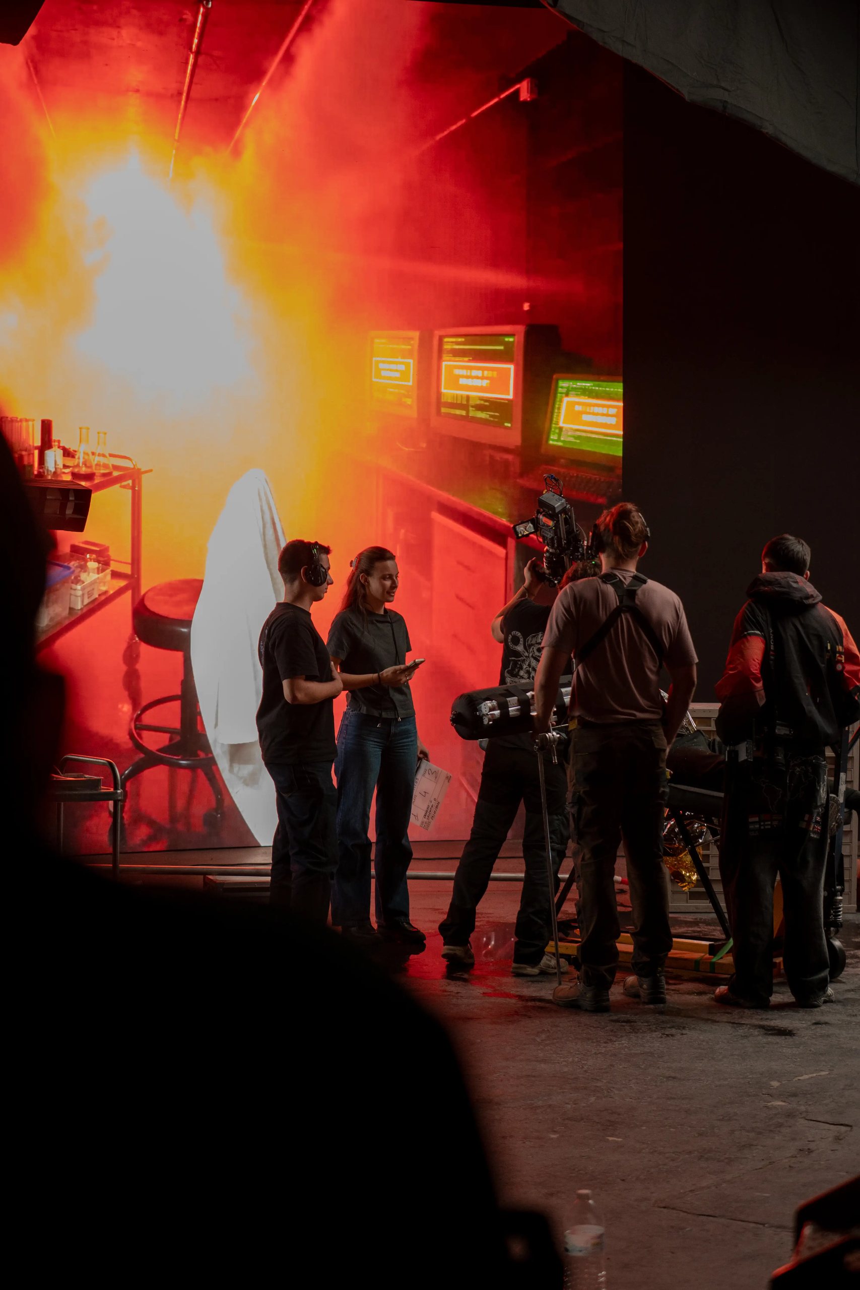 Le laboratoire généré par IA soufflé par une explosion orange sur le mur LED, pendant la préparation d’un plan du clip Hibernatus