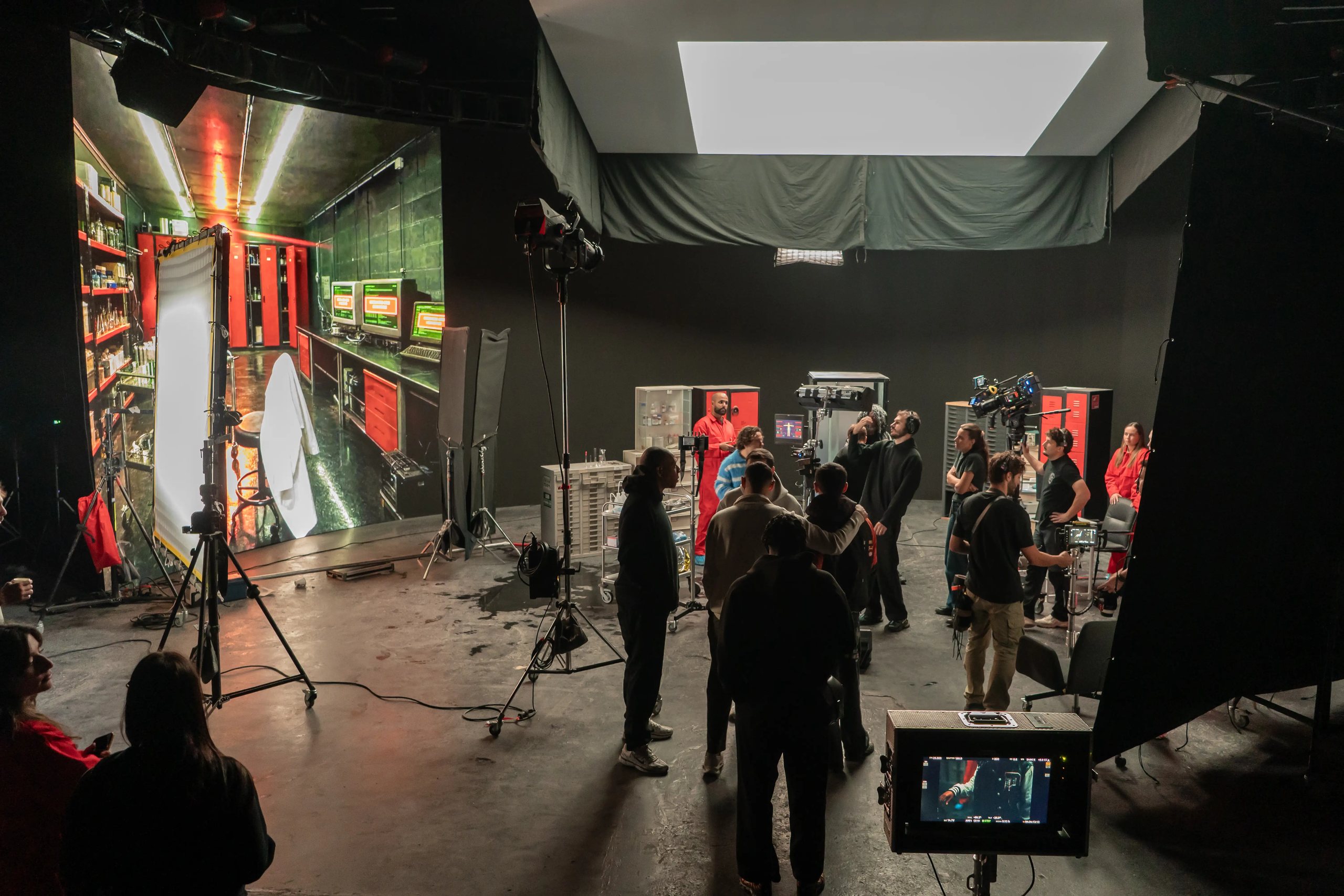 Mise en place d’un plan du clip Hibernatus : caméras, projecteurs et laboratoire virtuel sur le mur LED du studio de Trappes / Élancourt